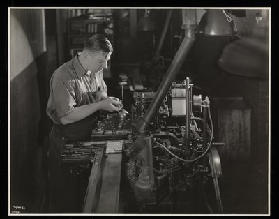 Arbeiten an einer Monotyp-Maschine bei Unz und Co., 24 Beaver Street, New York, 1932 von Byron Company
